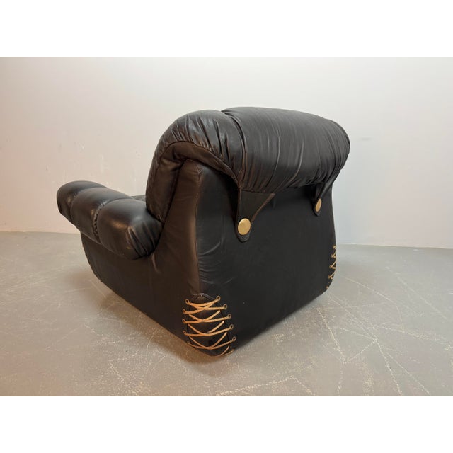Large Italian Space Age Postmodern Black Leather Lounge Chair with Brass Buttons and Cord Lacing from Busnelli, 1970s For Sale - Image 10 of 14