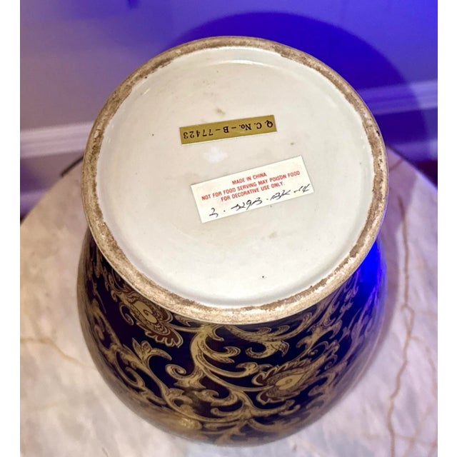 1970s Black and Gold Chinese Porcelain Export Vase For Sale In New York - Image 6 of 7