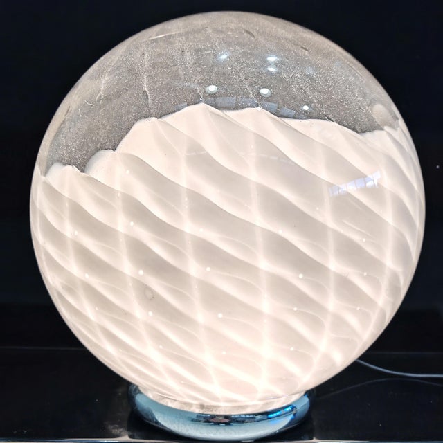 White Spherical Murano Glass Table Lamp from the 70s attributed to Veart, 1970s For Sale - Image 4 of 9