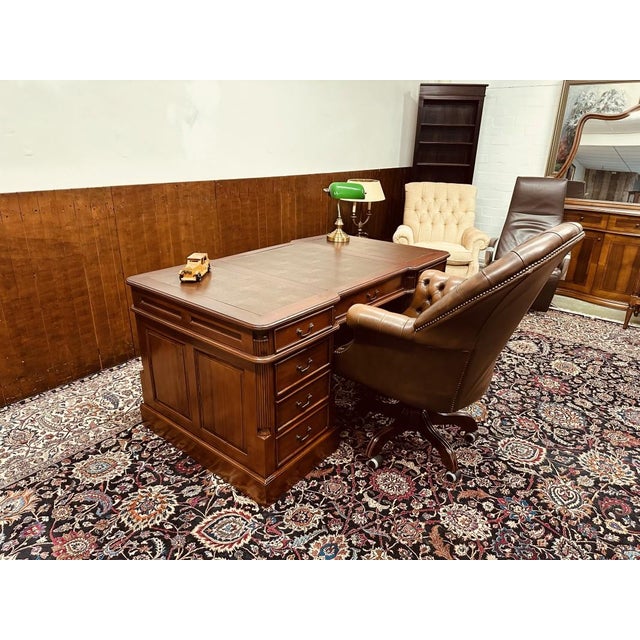 English Desk with Brown Inlay, in Very Good conditions. Designed 1920 to 1949