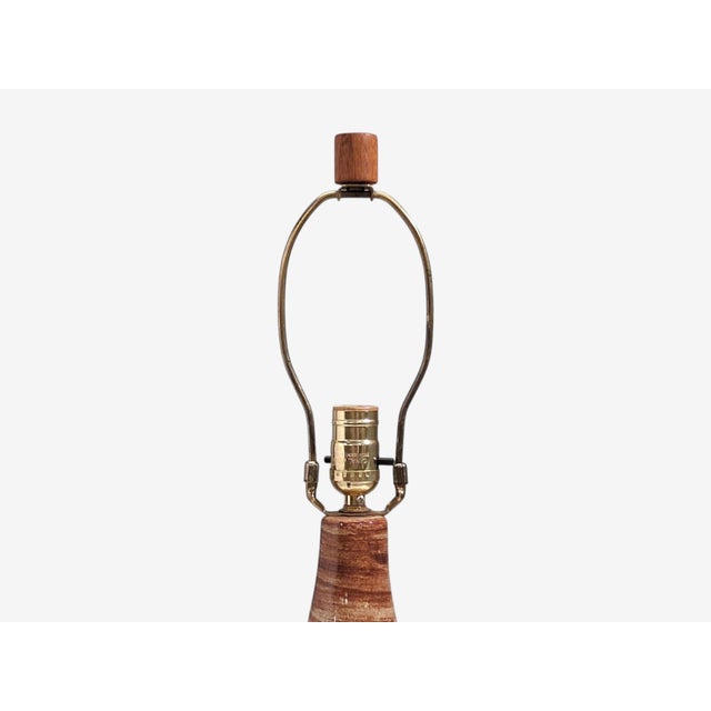 1960s Mid-Century Modern Gordon & Jane Martz, Large Table Lamp, Brown Glazed Ceramic For Sale In New York - Image 6 of 12
