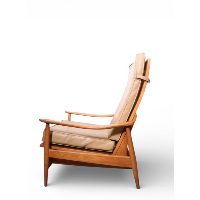 Exceptional Mid Century rocking lounge chair, made by Heywood Wakefield, circa 1960's. The chair features it's original...