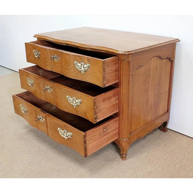 Louis XV Period Nantaise Dresser in Yellow Mahogany, 1700s For Sale - Image 4 of 18