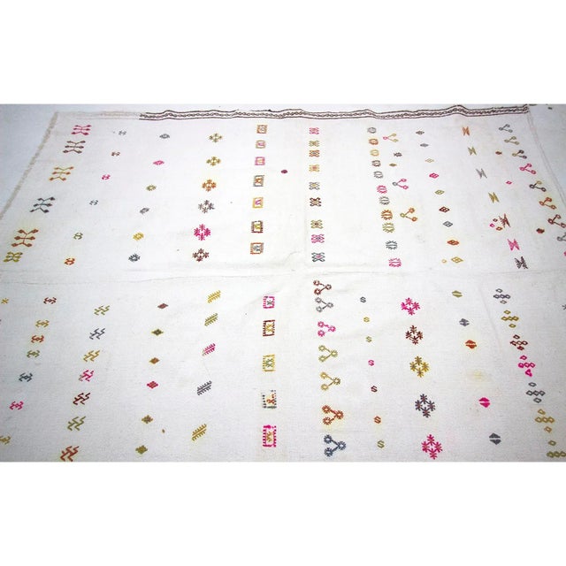 Boho Chic 1960s Vintage White Embroidered Cotton Kilim Rug- 5′10″ × 7′4″ For Sale - Image 3 of 7