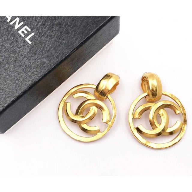 Contemporary Chanel Vintage Gold Plated Round CC Large Clip on Earrings as Seen on Doutzen Kroes, A Pair For Sale - Image 3 of 4