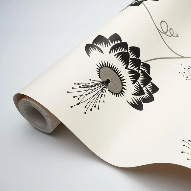 Schumacher Sample - Schumacher x Neisha Crosland Merlin Wallpaper in Black & Cream For Sale - Image 4 of 5