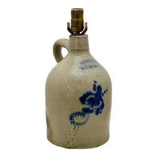 Antique 1870s American Peabody Massachusetts Blue Decorated 1 Gallon Stoneware Jug - Table Lamp Base Conversion For Sale
