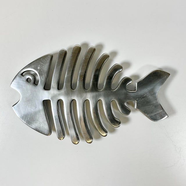 1980s 1980s Vintage Coastal Boho Chic Trompe L’Oeil Style Aluminum Fish Trivet For Sale - Image 5 of 13