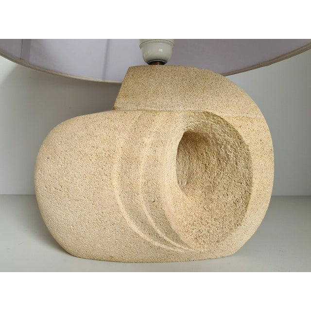 Mid-Century French Sculpture Lamp in White Stone in the style of Albert Tormos, France, 1960s For Sale - Image 4 of 8