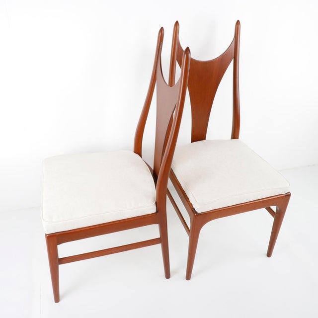 Circa 1960, we offer this set of 4 original midcentury Mexican chairs designed by Eugenio Escudero for D’Escudero, S.A....