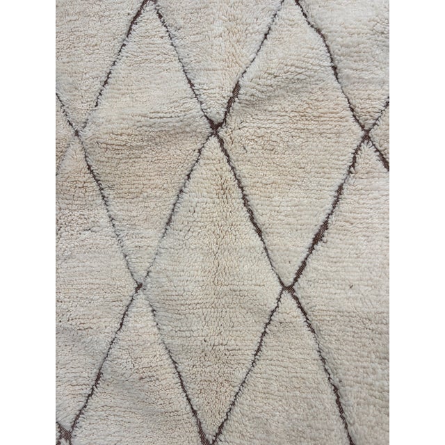 Early 21st Century Handwoven Moroccan Beni Ouarain Rug in Natural Wool with Diamond Pattern, 2010s For Sale - Image 5 of 12