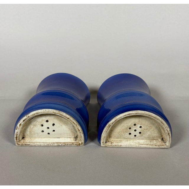 Asian Pair of monochrome blue porcelain wall vases - China, Qing Dynasty, 19th century For Sale - Image 3 of 4