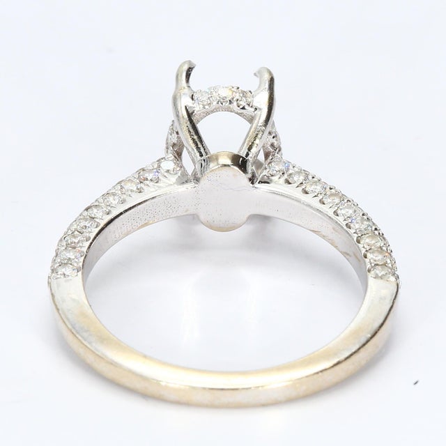Contemporary 14k White Gold Oval Prong Engagement Ring With Si1 F Diamonds, Size 6.25 For Sale - Image 3 of 4