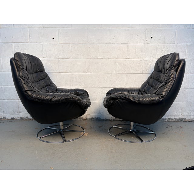 Pair of Vintage Black Leather Swivel Chairs For Sale In New York - Image 6 of 14