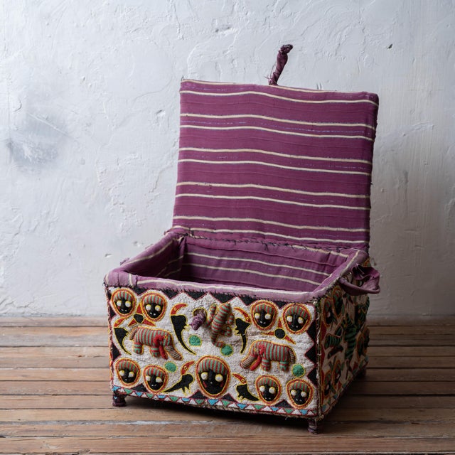 Red African Yoruba Beaded Tribal Trunk, 20th Century For Sale - Image 8 of 16