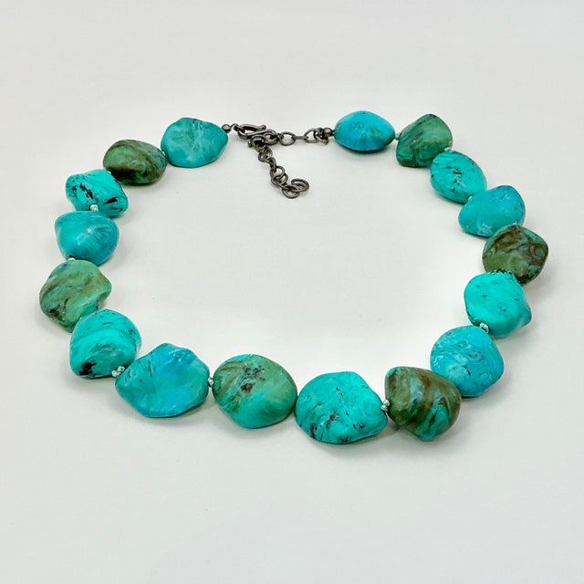 1980s Southwestern Navajo Boho Chic Faux Turquoise Rock Beaded Necklace, 19” For Sale - Image 6 of 9