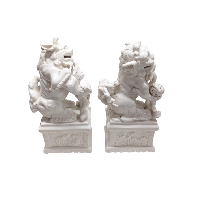 Pair of Vintage Chinese Porcelain Blanc De Chine Foo Dog Statues. For Sale - Image 4 of 9