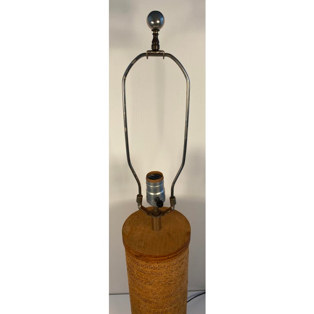 1970s Mid-Century Modern Raffia Wrapped Cylinder Table Lamp, Natural Woven Cord For Sale In Miami - Image 6 of 9