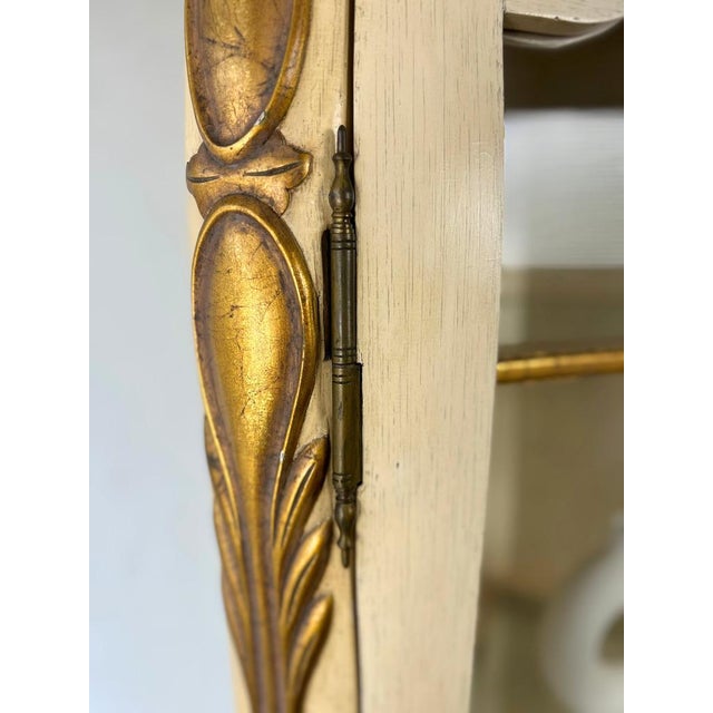 Late 20th Century Vintage Provincial Neoclassical Gilt Painted Wavy Corner Lighted Vitrine Cabinet For Sale - Image 5 of 9