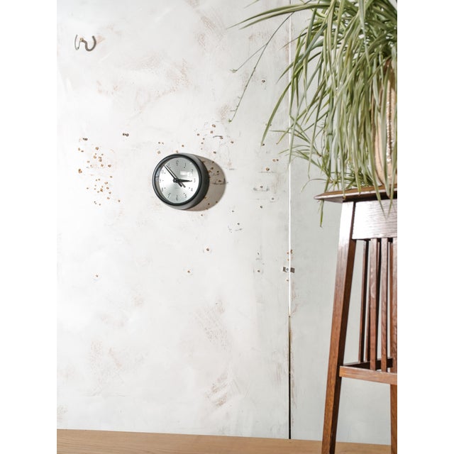 Black Small Mid-Century Satin Black GPO Slave Clock from Magneta, England, 1950s For Sale - Image 8 of 10