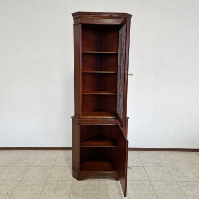 Chesterfield Corner Display Cabinet in Mahogany and Glass, 2000s For Sale - Image 3 of 8