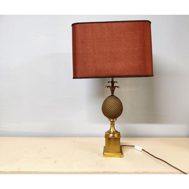 Elegant brass pineapple table lamp. Beautiful details, right patina. Supplied with its original bordeaux coloured shade....