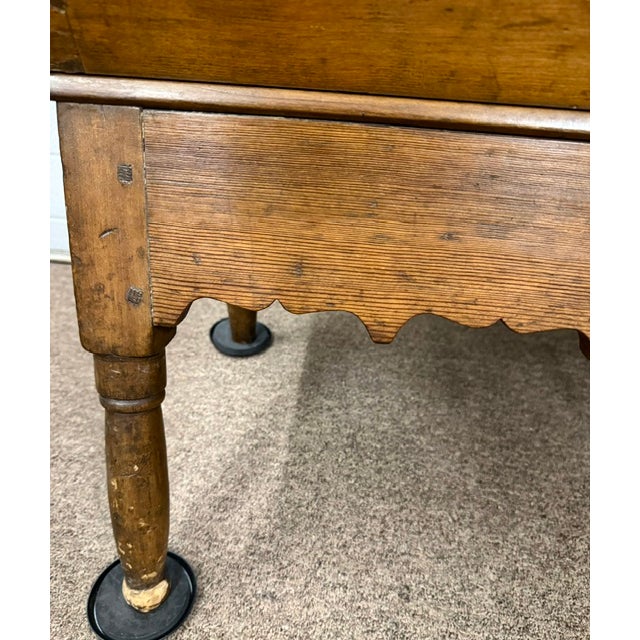 Farmhouse Nice 19th Century Dovetailed Pine Dough Box on Turned Legs With Cover For Sale - Image 3 of 11