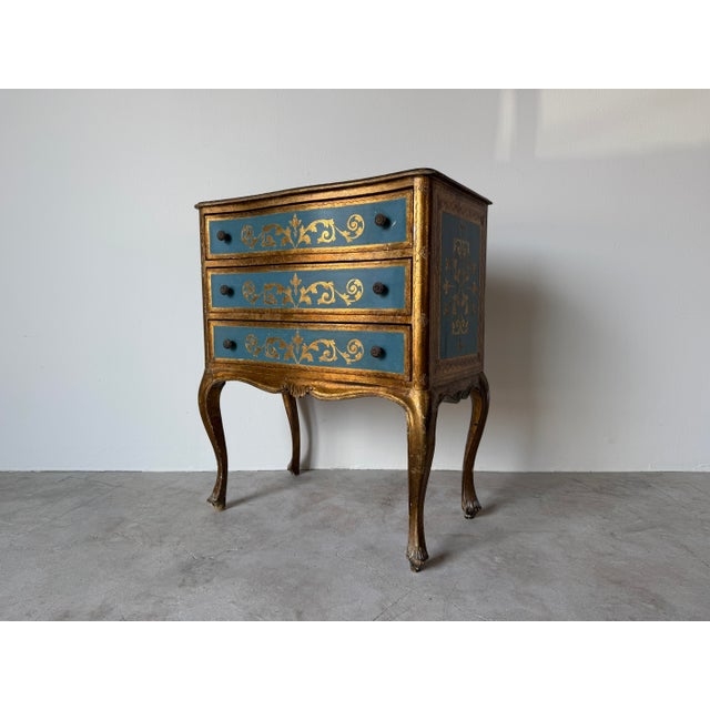 Hollywood Regency 1950s Italian Hollywood Regency Giltwood & Teal Blue Three-Drawer Nightstand With Gold-Leaf Scrollwork For Sale - Image 3 of 12