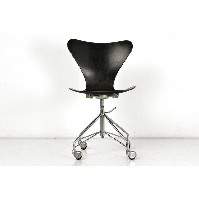 Deskchair model 3107 designer: arne jacobsen year: design 1955, production 1963 manufacturer: fritz hansn country: denmark...