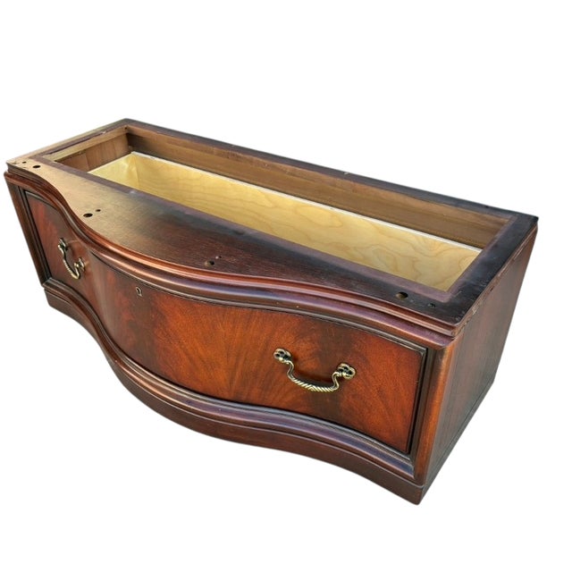 1990s Thomasville Mahogany Bogart Serpentine Curio Cabinet Hutch Shelf Breakfront For Sale - Image 11 of 18