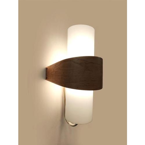 This beautiful philips nx 40 wall lamp, designed by louis kalff, is a real eye-catcher on the wall. The opal glass shade...
