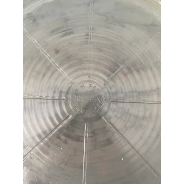 This item is in excellent condition. This is a vintage glass trivet from the 1950s.