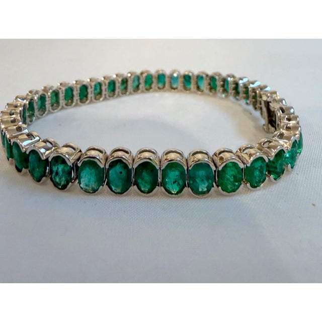 Modern 20 Ct Oval Shaped Emerald Bezel Set Bracelet 14k Yellow Gold, 21gm, 7" Long For Sale - Image 3 of 8