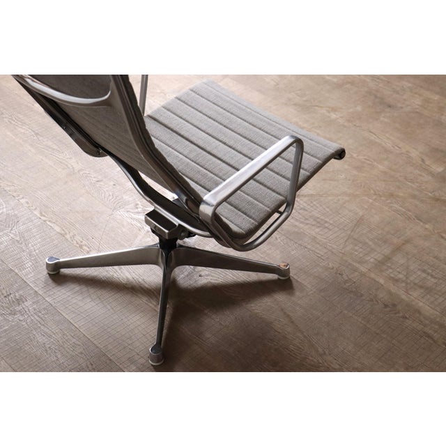 1960s Early Edition EA124 Aluminium Group Lounge Chair by Charles and Ray Eames for Herman Miller, 1970s For Sale - Image 5 of 17