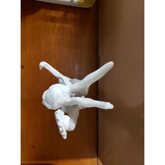 Late 19th Century Old Paris Porcelain Greek Goddess Nike Figurine For Sale - Image 4 of 9