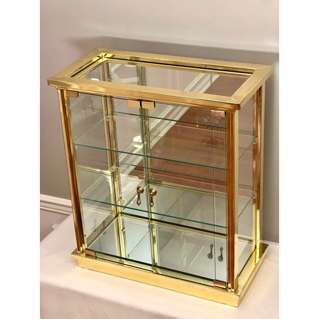 1970s Mastercraft Style after Brass and Glass Mirror Back and Base Tabletop Display Cabinet For Sale In Philadelphia - Image 6 of 17