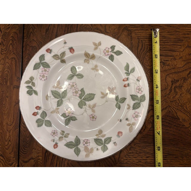 Wedgwood 1980s Wedgwood Bone China Wild Strawberry Pattern - 31pcs For Sale - Image 4 of 14