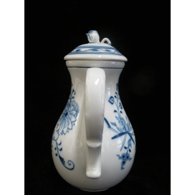 Meissen Porcelain Meissen Porcelain Blue Onion Rose Bud Finial Ornate Handle 10" Coffee Pot For Sale - Image 4 of 11