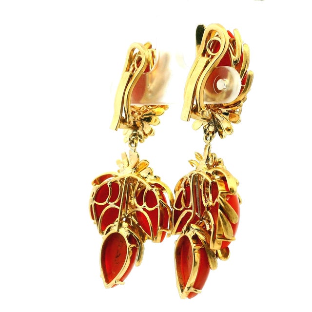 1960s Italian Sardinian Coral 18k Gold Floral Drop Earrings, Pair For Sale In Miami - Image 6 of 10