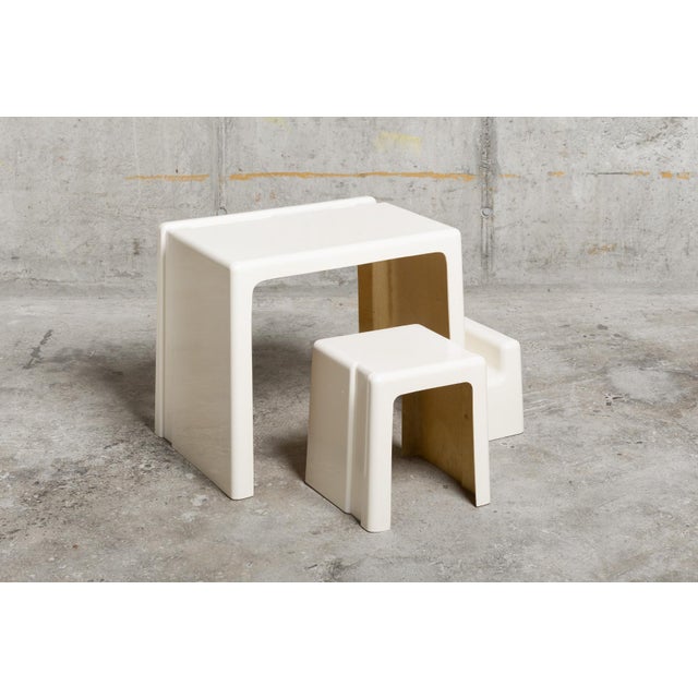 The desk with stool is an Italian design from the 1970s, made of fiberglass with an off-white finish.