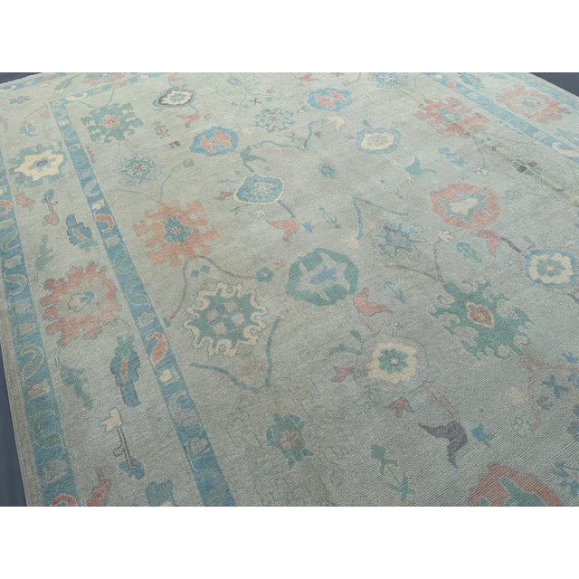2000 - 2009 Faded Oushak Wool Rug – Ivory/Blue – 8′9″ × 12′0″ For Sale - Image 5 of 9