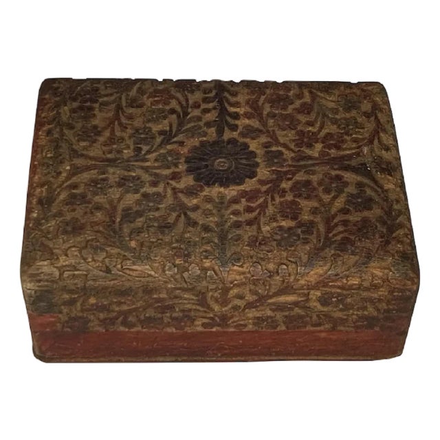 Early 20th Century Folk Art Anglo-Indian Sheesham Box: Hand-Carved Arabesque Floral Design For Sale