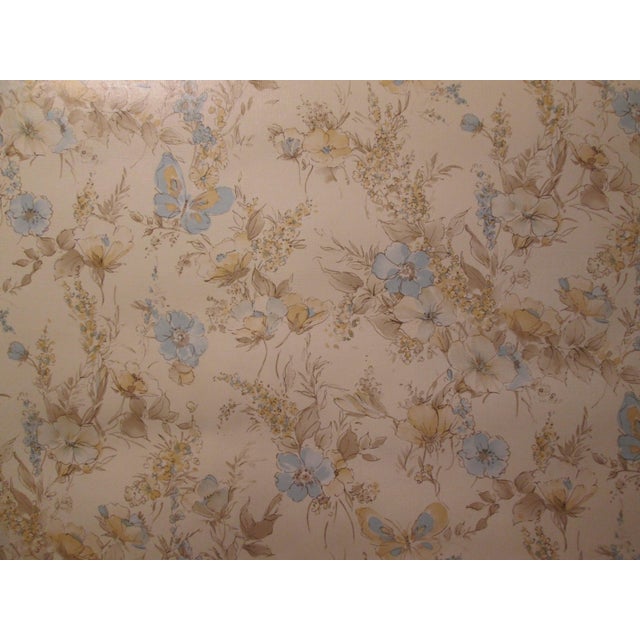 Vintage Wallpaper from the 1980s. Baby blue and beige flowers with butterflies. One roll = 5 meters x 52 cm. Pre-pasted,...