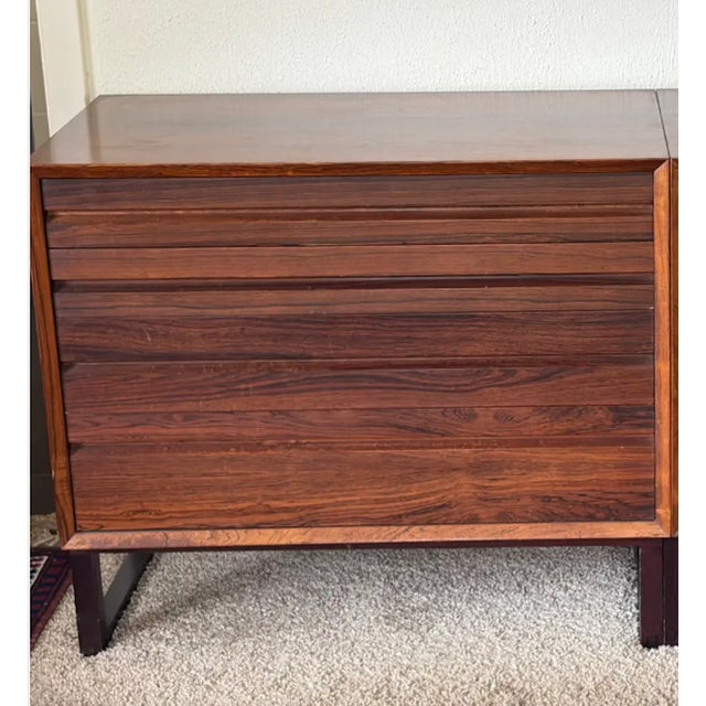 Amazing Poul Cadovius modular rosewood dresser, circa 1960 ("System Cado"). Included are the original freestanding floor...