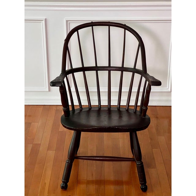 Pair of Early 20th Century Sack Back Windsor Armchairs in a Dark Finish For Sale In Philadelphia - Image 6 of 18