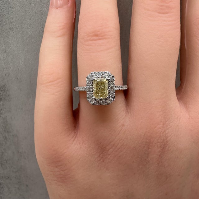 Early 21st Century Natural Yellow Diamond Cocktail Ring 14kt White Gold 1.31ctw vs Size 6.5 For Sale - Image 5 of 6