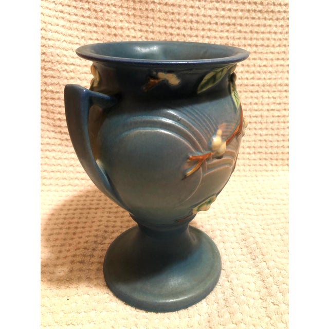 VTG Roseville Pottery Blue Trophy Vase C. 1947 1ur-8 Snowberry Pattern Approximately 8.5” X 6.5” X 5.5” For Sale - Image 10 of 12
