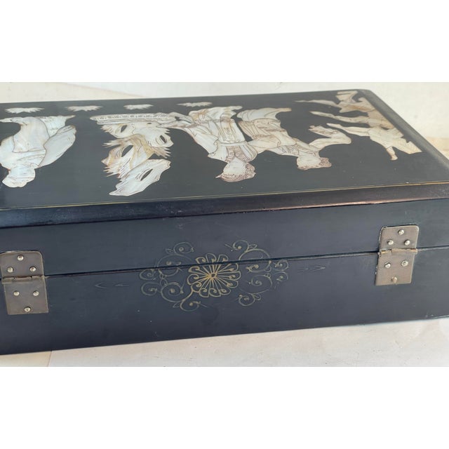 Mid 20th Century Asian Geisha Girl Scene Mother of Pearl Inlaid Black Lacquer Jewelry Box For Sale - Image 4 of 9