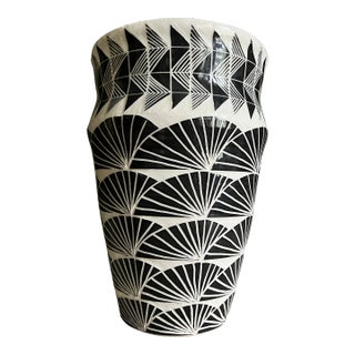 2018 Decorative Carved Glaze Black and White Large Vase For Sale
