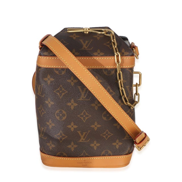 Item #: 154401 Features Interior: One slip pocket Dimensions: 6 x 7.5 x 4 in Handbag Closure Type: Hinge Strap Length: 22...